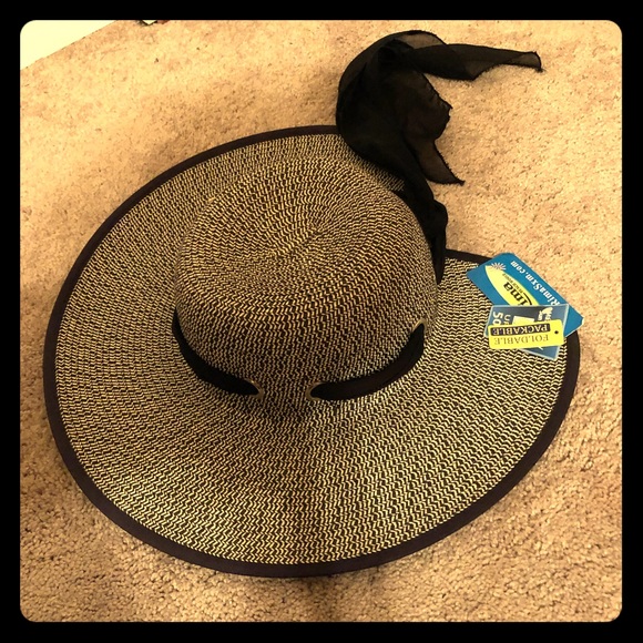 BLACK AND WHITE SUN HAT - Picture 1 of 2